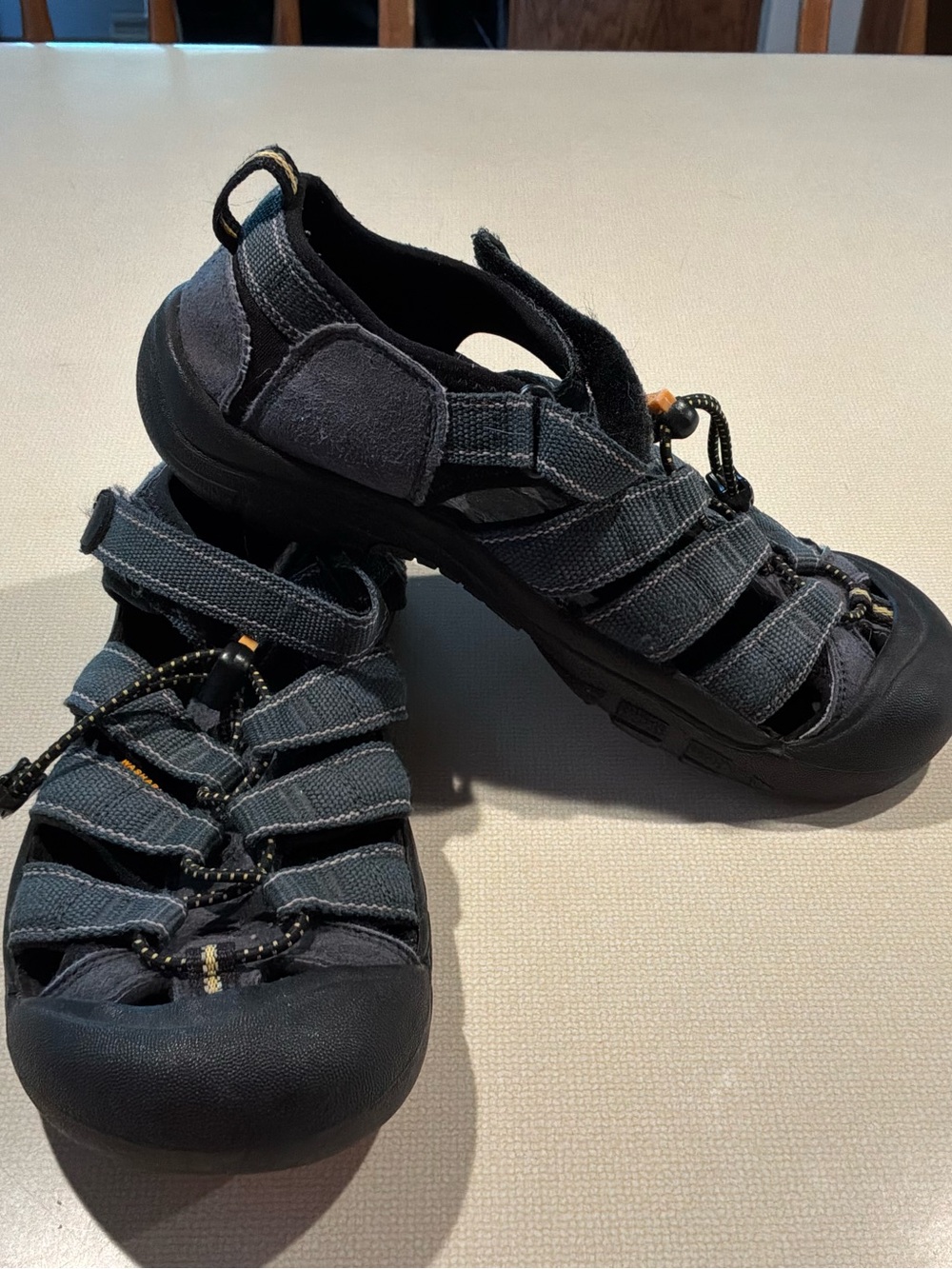 Keen Sandals Youth Sz 5/fits Women Sz 7 Black & Dark Gray Enclosed Heel &